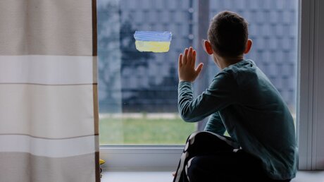 Geflüchtetes Kind schaut aus dem Fenster / © Da Antipina (shutterstock)