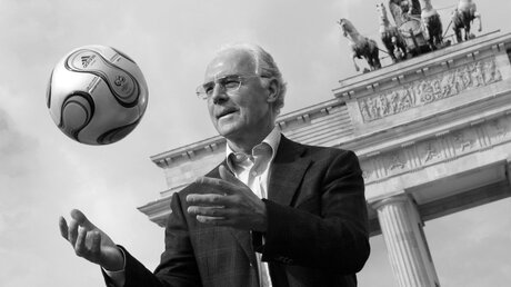 Trauer um Franz Beckenbauer / © Peer Grimm (dpa)