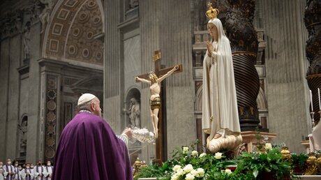 Papst Franziskus vor einer Figur der Madonna von Fatima am 25. März 2022 während der Marienweihe für die Menschheit, insbesondere für Russland und die Ukraine. / © Vatican Pool/Romano Siciliani (KNA)