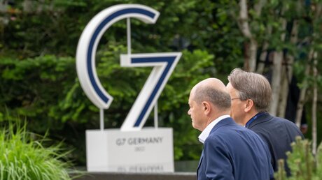 Elmau: Bundeskanzler Olaf Scholz auf dem Weg zum G7-Treffen / © Peter Kneffel (dpa)