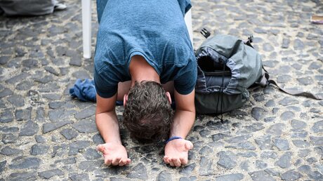 Jugendlicher im Gebet / © Julia Steinbrecht (KNA)