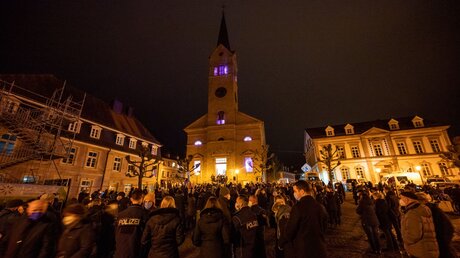 Kusel: Mehrere hundert Menschen haben sich zur ökumenischen Gedenkfeier für die beiden in der Nacht zu Montag (31.01.2022) erschossenen Polizisten vor der Stadtkirche versammelt.  / © Harald Tittel (dpa)