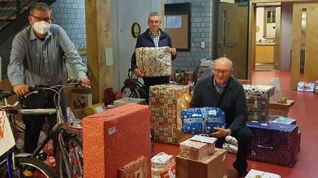 Ehrenamtliche verteilen Geschenke in Geldern an Bedürftige / © Friedhelm Appel, St. Maria Magdalena Geldern