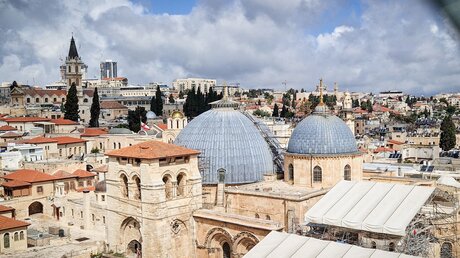 Blick auf die Grabeskirche mit Baugerüsten, am 10. April 2024 in Jerusalem / © Johannes Schidelko (KNA)