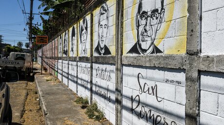 Graffiti an einer Mauer mit einem Bild des heiligen Oscar Romero (r.) und von Jesuitenpater Rutilio Grande (2.v.r.) in Santiago de Maria, El Salvador / © Joachim Heinz (KNA)