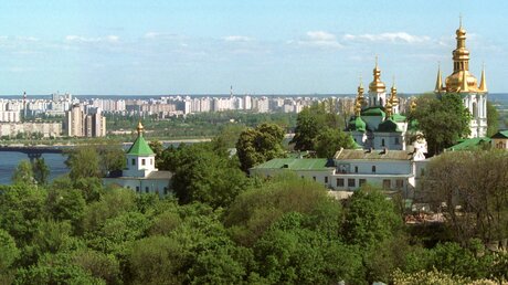 Blick über den Dnjepr auf die Trabanten-Städte von Kiev und auf die Höhlenklosteranlage Kyivo-Petscherska-Lawra, einen der bedeutendsten Heiligtümer der Orthodoxie in der Ukraine. / © KNA-Bild (KNA)