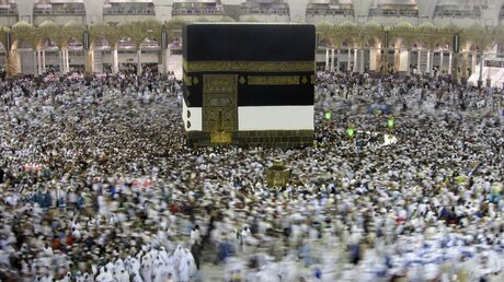 Vor der Pandemie: Muslimische Pilger umrunden die Kaaba in der al-Haram-Moschee (Archivbild) / © Amr Nabil/AP (dpa)