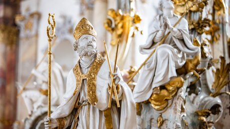 Figur des Heiligen Blasius, einer der 14 Nothelfer, auf dem Gnadenaltar in der Basilika Vierzehnheiligen / © Matthias Hoch (KNA)