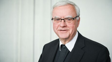 Heiner Koch, Erzbischof von Berlin, am Rande der Fünften Synodalversammlung am 11. März 2023 in Frankfurt / © Julia Steinbrecht (KNA)
