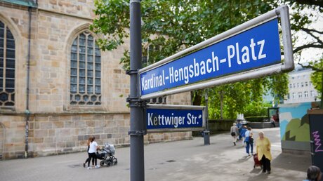 Symbolbild: Straßen- und Platzbenennungen nach Kardinal Franz Hengsbach / © Andreas Oertzen (KNA)