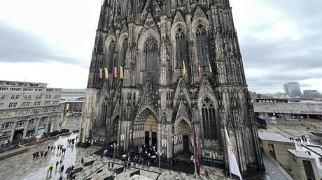 Als Zeichen der Trauer über den Tod von Benedikt XVI. ist am Kölner Dom die Trauerbeflaggung gehisst / © Hannah Ellebracht (DR)