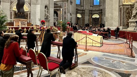 Menschen verabschieden sich von Papst em. Benedikt XVI. und beten vor seinem aufgebahrten Leichnam / © Ingo Brüggenjürgen (DR)