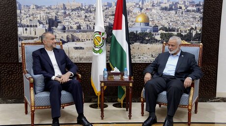 Auf diesem vom iranischen Außenministerium via AP veröffentlichten Bild trifft sich der iranische Außenminister Hussein Amirabdollahian (l.) mit Ismail Hanija, einem der Führer der islamistischen Palästinenserorganisation Hamas. / © Uncredited/Iranian Foreign Ministry/AP (dpa)