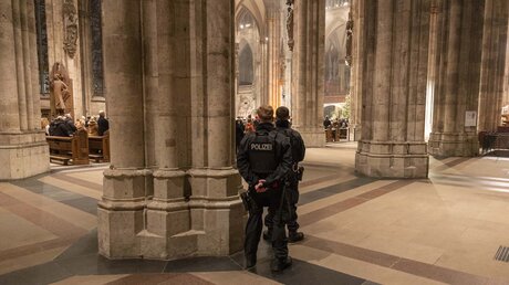 Polizeibeamte sichern während des Pontifikalamt zum Jahresabschluss den Kölner Dom / © Thomas Banneyer  (dpa)