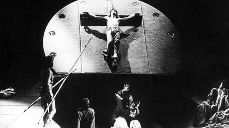 Kreuzigungsszene während der europäischen Premiere der Rockoper "Jesus Christ Superstar" am 23. Dezember 1971 in Kopenhagen. / © KNA-Bild (KNA)