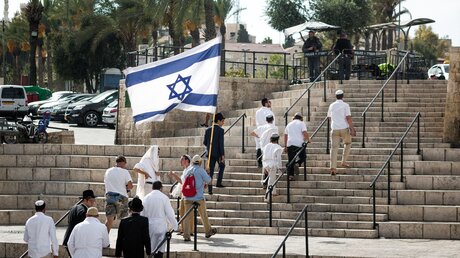 Orthodoxe Juden tragen eine Israel Flagge / © Sebi Berens (KNA)