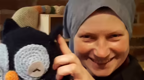 Sr. Rafael mit dem Uhu / &copy; Sr. Emmanuela Kohlhaas (privat)