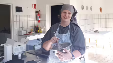 Sr. Tabita in der K&uuml;che / &copy; Sr. Emmanuela Kohlhaas (privat)