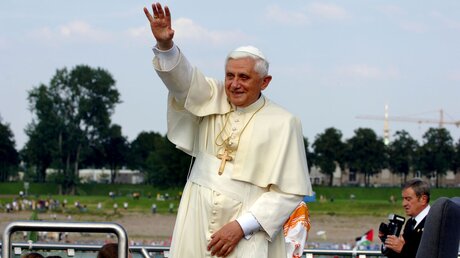 Benedikt XVI. beim Weltjugendtag 2005 mit dem nun entwendeten Brustkreuz / © Wolfgang Radtke (KNA)
