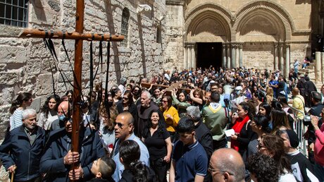 Die Lateinische Pfarrei von Jerusalem, begleitet von Pfadfindern und Polizeibeamten gehen mit zwei großen Holzkreuzen den Kreuzweg, die Via Dolorosa, in Jerusalem / © Andrea Krogmann (KNA)