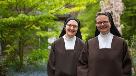 Schwester Miriam (l.) und Schwester Maria vom Orden der "Unbeschuhten Karmelitinnen" in Hamburg / © Michael Althaus (KNA)