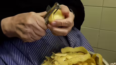 Wer sch&auml;lt die meisten Kartoffeln? / &copy; Schwester Emmanuela (privat)