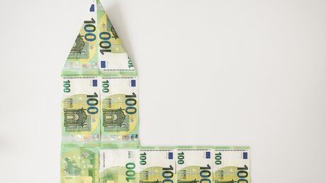 Kirche aus gefalteten Geldscheinen / © Julia Steinbrecht (KNA)