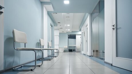 Leerer Krankenhauskorridor / © Ground Picture (shutterstock)