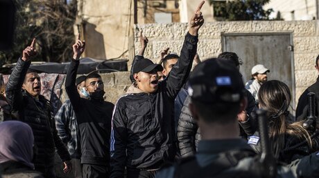Palästinensische Aktivisten protestieren im Viertel Scheich Dscharrah in Ost-Jerusalem. / © Ilia Yefimovich (dpa)