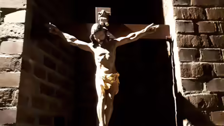 Kreuz in der Klosterkirche / &copy; Sr. Emmanuela Kohlhaas (privat)