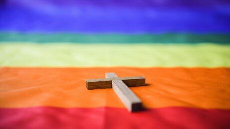 Kreuz auf Regenbogenfahne / © Julia Steinbrecht (KNA)