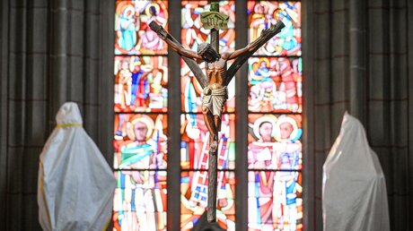 Kruzifix und Buntglasfenster in der Kirche Sankt Laurentius / © Harald Oppitz (KNA)