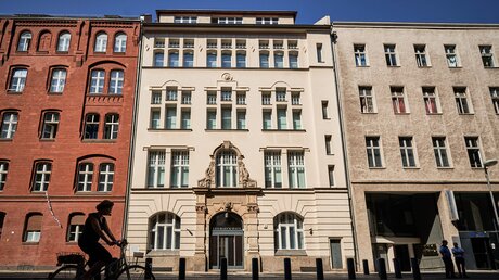 Fassade des Leo-Baeck-Haus (m.), Sitz des Zentralrats der Juden in Deutschland / © Jannis Chavakis (KNA)