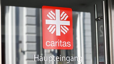 Logo der Caritas an einer Glastüre / © Harald Oppitz (KNA)