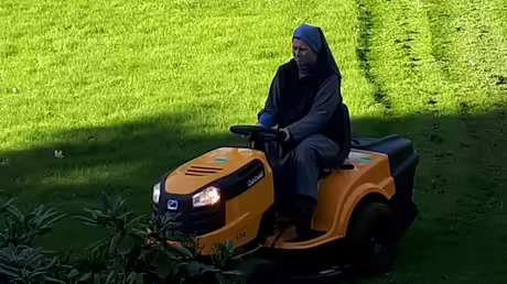 Der Aufsitzrasenm&auml;her schafft Abhilfe / &copy; Sr. Emmanuela (privat)