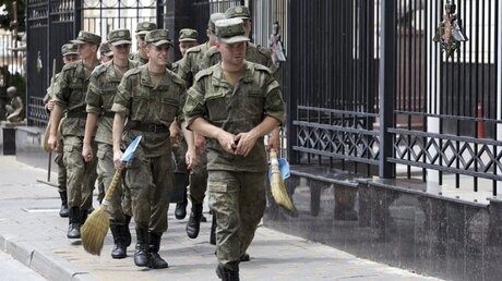 Russische Soldaten gehen im Hauptquartier des Südlichen Militärbezirks in Rostow am Don aufräumen (dpa)