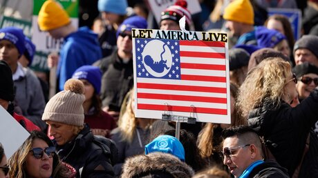 Pro-Life-Demonstranten mit einem Plakat mit dem Bild der US-amerikanische Flagge und einem Embryo im blauen Sternenfeld mit der Aufschrift Let America Live beim Marsch für das Leben / © Gregory A. Shemitz/CNS photo (KNA)