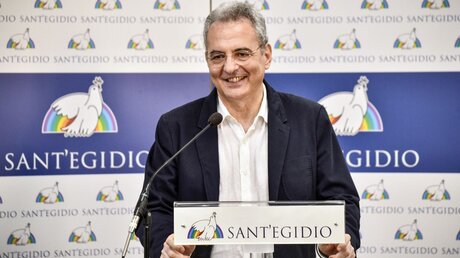 Marco Impagliazzo, Präsident der katholischen Gemeinschaft Sant'Egidio, spricht bei einer Pressekonferenz anlässlich der Ankunft von Geflüchteten aus Syrien am 1. Juli 2022 in Rom. / © Paolo Galosi/Romano Siciliani (KNA)