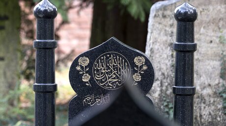 Ein muslimisches Grab auf einem Friedhof in Frankfurt. / © Boris Roessler (dpa)