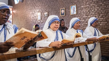 Symbolbild: Die Ordensgemeinschaft der "Mutter-Teresa-Schwestern" leistet Dienst an den Armen und ist auf der ganzen Welt verbreitet. / © Alessio Mamo (KNA)