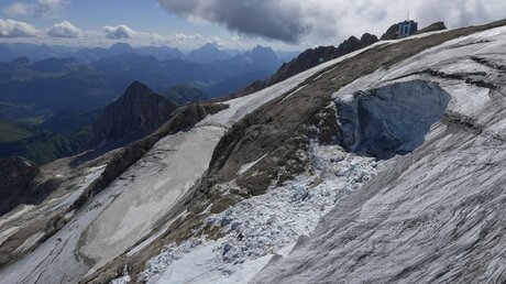 Blick aus einem Rettungshubschrauber auf den Punta-Rocca-Gletscher in den italienischen Alpen / © Luca Bruno (dpa)