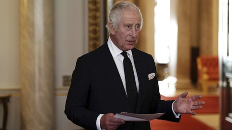 König Charles III. hält während eines Empfangs im Buckingham Palace eine Rede vor religiösen Führern / © Aaron Chown/Pool PA/AP (dpa)