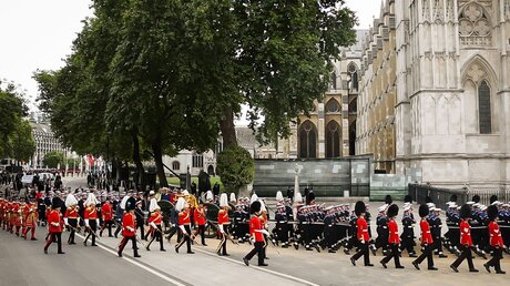 Der Sarg von Königin Elizabeth II. wird in einer Prozession in die Westminster Abbey zum Staatsakt vor der Beisetzung von Königin Elizabeth II. gebracht / © Christian Charisius (dpa)