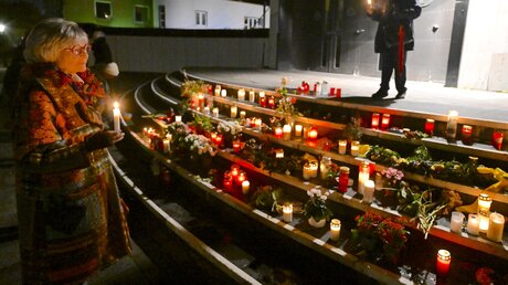 Teilnehmer der Lichterkette aus Solidarität mit Israel, die am 17. November im Halbkreis um die Synagoge in der NRW-Landeshauptstadt Düsseldorf stattfindet, haben Blumen und Lichter vor der Synagoge platziert. / © Roberto Pfeil (dpa)