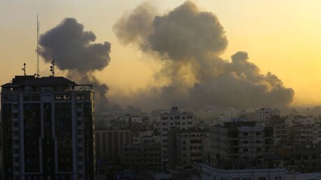 Rauch nach israelischen Luftangriffen im Gazastreifen / © Abed Khaled (dpa)