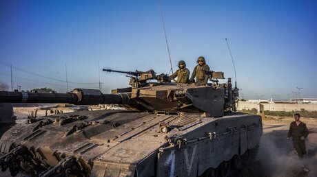 Israelische Soldaten in einem Panzer.  / © Ilia Yefimovich (dpa)