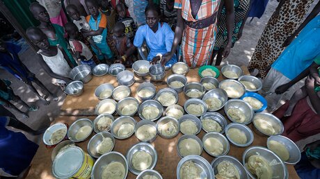 Essensausgabe für unterernährte Kinder / © Paul Jeffrey (KNA)