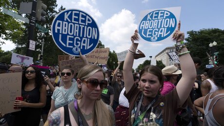 Abtreibungsrechtler versammeln sich vor dem Obersten Gerichtshof in Washington / © Jose Luis Magana (dpa)