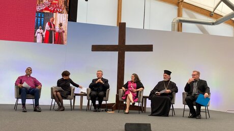 Podium des ökumenischen Panels der Lambeth-Konferenz / © Sabine Kleyboldt (KNA)