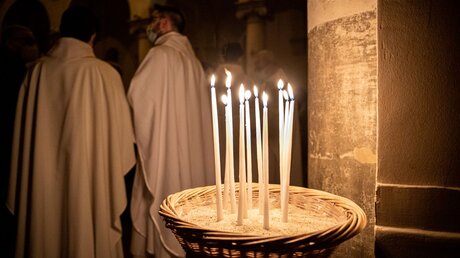 Brennende Kerzen in einer Kirche in Frankreich / © Corinne Simon (KNA)